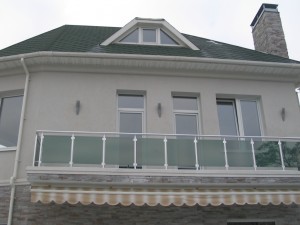 Перила для балкона из алюминия круглый профиль цвет серебро заполнение стекло