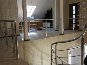 Перила для лестницы из алюминия с квадратным профилем  цвет серебро с прутиками