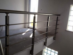 ПЕРИЛА АЛЮМИНИЕВЫЕ НА ЛЕСТНИЦУ КРУГЛЫЙ ПРОФИЛЬ ЦВЕТ ШАМПАНЬ С ПРУТИКАМИ
