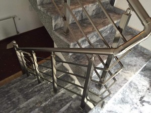 ПЕРИЛА АЛЮМИНИЕВЫЕ НА ЛЕСТНИЦУ КРУГЛЫЙ ПРОФИЛЬ ЦВЕТ ШАМПАНЬ С ПРУТИКАМИ
