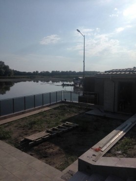 Поручні для балкона з алюмінію квадратний профіль колір шампань заповнення скло