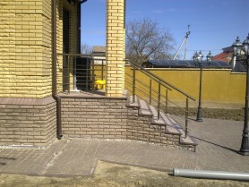 Поручні алюмінієві на ганок круглий профіль колір шампань