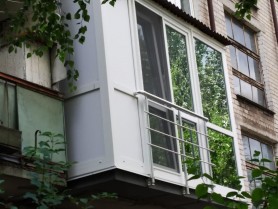 Алюмінієві поручні на балкон круглий профіль колір срібло з прутиками