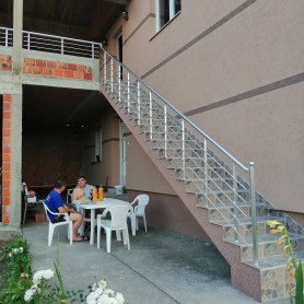 Поручні алюмінієві на ганок круглий профіль колір срібло з леєрами та тримачами леєра