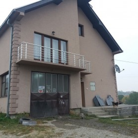 Алюмінієві поручні на балкон круглий профіль колір срібло з прутиками