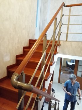 Перила алюминиевые на лестницу квадратный профиль цвет шампань с прутиками
