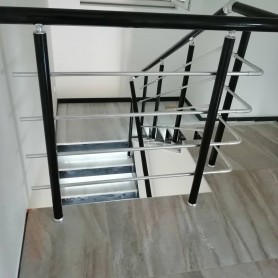 Алюминиевые перила на лестницу профиль круг цвет черный