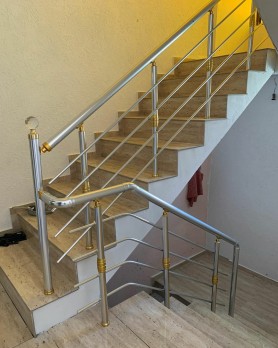 Перила для лестницы из алюминия с круглым профилем  цвет серебро с прутиками